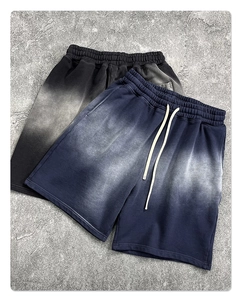 Dettaglio dei pantaloncini in cotone tinto a spruzzo con coulisse e doppie tasche