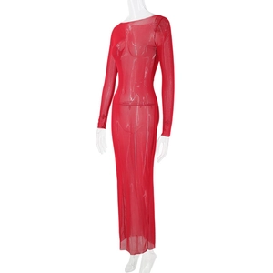 Détail du tissu en maille rouge transparent et de la coupe ajustée de cette robe longue