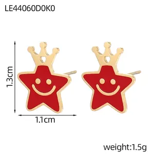 Vue détaillée des boucles d'oreilles couronne étoile rouge montrant les dimensions 1,3x1,1 cm