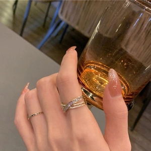 Ensemble de bagues en or avec zircons brillants et design croisé minimaliste