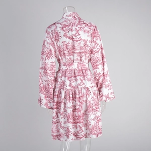 Détail de la robe à imprimé rouge avec manches lanternes et ceinture à la taille