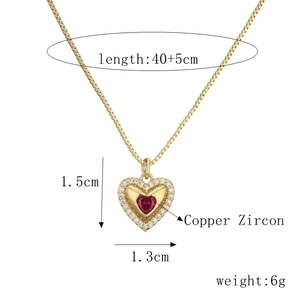 Dettaglio del ciondolo a cuore con zircone rosso e misure della catena in rame