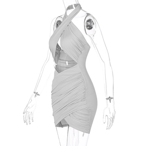 Détail de la mini-robe dos nu grise avec taille croisée et texture plissée élégante