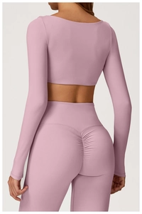 Détail du haut de yoga à manches longues rose et du legging fitness taille haute froissé