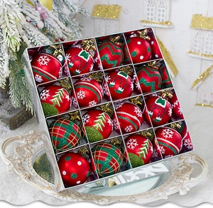 Détail des boules de Noël rouges et vertes avec motifs de flocons dans un ensemble de 16 pièces