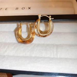 Vintage amber resin U-shaped gold earrings with tortoiseshell texture in a jewelry box