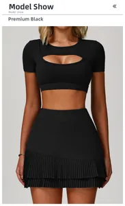 Dettaglio del set sportivo nero con crop top cut-out e gonna a pieghe