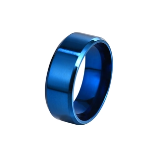 Gros plan sur la texture brossée bleu mat d'une bague moderne en acier inoxydable