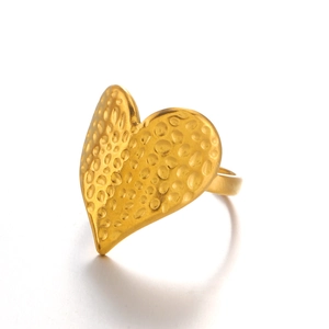 Bague coeur minimaliste en acier inoxydable doré 18K avec une finition martelée