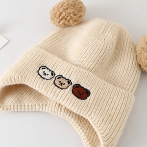 Bonnet d'hiver pour bébé avec trois ours brodés et jolis doubles pompons