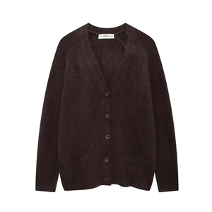 Detail eines braunen Strick-Cardigans mit V-Ausschnitt, Mohair-Stoff und Knöpfen
