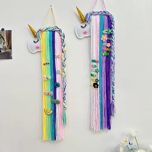 Détail de l'organisateur de pinces à cheveux licorne avec pompons arc-en-ciel en coton