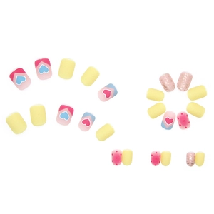 Faux ongles mats carrés courts avec motifs de cœurs, touches de jaune et paillettes