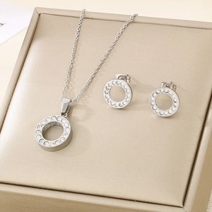 Dettaglio del set collana e orecchini a lobo in argento con cristalli su portagioie