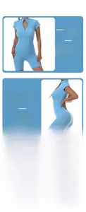 Vue détaillée du body de sport bleu clair côtelé avec demi-fermeture éclair et col montant