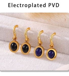 Dettaglio di orecchini in agata ovale placcati oro 18 carati nero e blu scuro