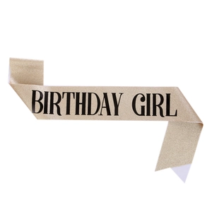 Gros plan sur l'écharpe pailletée dorée avec inscription noire Birthday Girl pour fête
