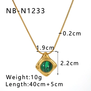 Détail du pendentif vintage doré avec pierre verte et dimensions de 1,9cm x 2,2cm