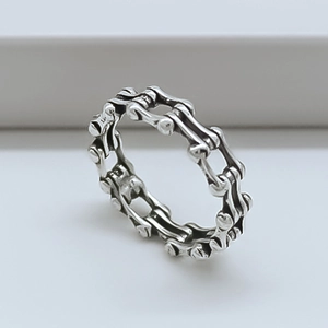 Bague chaîne de vélo vintage en argent oxydé de style industriel punk chic