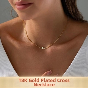 Dettaglio della collana con ciondolo a croce placcata oro 18K con catena snake