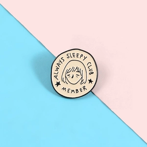 Kreative Always Sleepy Club Emaille-Brosche mit müdem Mädchen-Design und Pin-Verschluss
