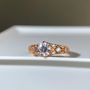 Vue macro d'une bague en moissanite 1 carat avec détails gravés dorés vintage