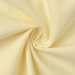 Détail de la texture du tissu en coton jaune clair avec drapé élégant en spirale