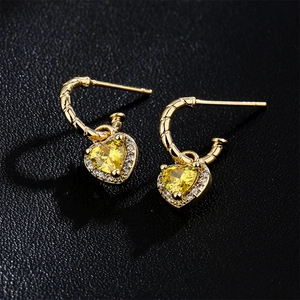 Orecchini a cuore in oro 18K con gemma gialla sfaccettata e pavé di zirconi scintillanti