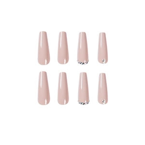 Faux ongles ballerine longs rose nude avec strass brillants sur fond blanc