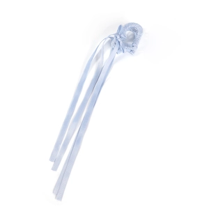 Pinza per capelli a cuore azzurro con nastri eleganti su uno sfondo bianco