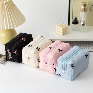 Set di pochette da trucco trapuntate con ricamo a fiocco in quattro colori pastello