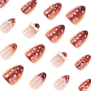Faux ongles amande marron avec pois blancs, nœuds 3D et perles style faon Bambi