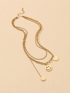 Dettaglio collana dorata a strati con ciondoli a cerchio e disco inciso I Love You