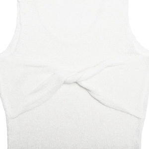 Détail de la robe tricotée sans manches blanche montrant le nœud torsadé et la texture