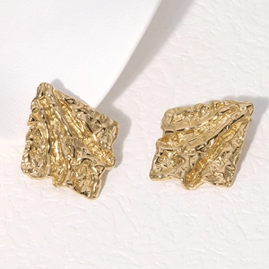 Boucles d'oreilles irrégulières en acier inoxydable doré avec texture métal froissé