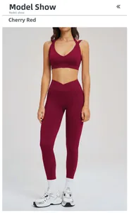Dettaglio del set yoga rosso ciliegia con reggiseno sportivo a V e leggings a vita alta