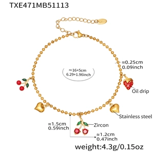 Détail du bracelet en acier doré avec breloques cerise et fraise et les dimensions