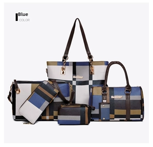 Vue détaillée de l'ensemble de 5 sacs à carreaux bleus avec cabas et pochette assortis