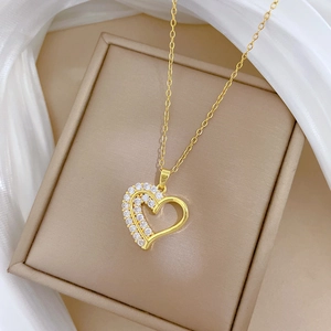 Collier double épaisseur en or avec pendentif cœur serti de zircons sur tissu en soie