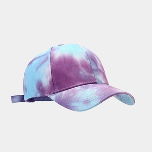 Détail d'une casquette tie-dye violet et bleu clair avec coutures fines et bord incurvé