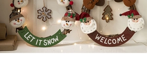 Détail d'une couronne de Noël avec bonhomme de neige et panneau Let It Snow en bois
