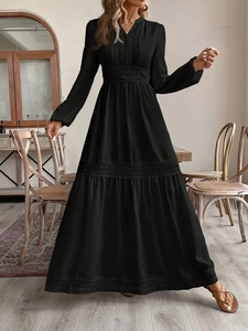Elegantes schwarzes Maxikleid mit V-Ausschnitt, Laternenärmeln und Spitzenbesatz
