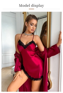 Détail de l'ensemble de nuit en satin rouge avec bordures délicates en dentelle noire