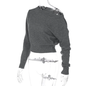 Détail du haut court en tricot gris foncé avec coupe ajustée et col bardot élégant dénudé