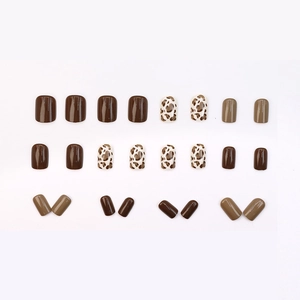 24 faux ongles léopard avec finition brillante marron rétro et ton caramel