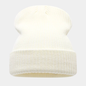 Détail de la texture en maille côtelée et du revers d'un bonnet en tricot blanc doux