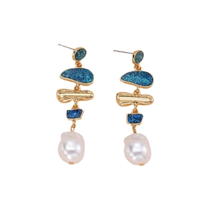 Vintage geometric earrings with glitter blue accents and baroque pearls in gold finish