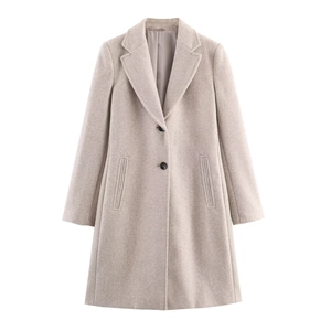 Elegant beige wool coat with a notched lapel and single-breasted buttons in a slim fit