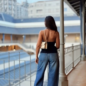 Haut licou dos nu sexy noir pour femme associé à un jean bleu à jambes larges