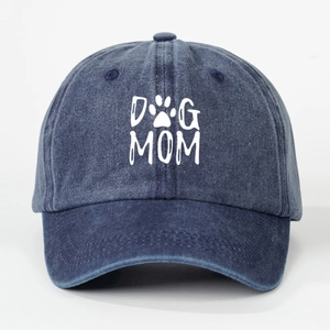 Détail de la casquette de baseball en coton délavé bleu marine avec texte DOG MOM blanc